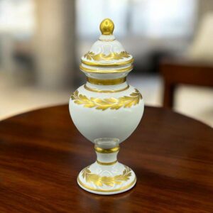 Magnifique et Rare Pot à Pharmacie/Apothicaire en porcelaine blanche et au fin décor doré à la main - Décoration - Collection