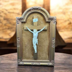 Christ de bout de lit dit crucifix en ivoire de morse sculpté d'époque fin 18ème début 19ème - Sur une croix en bois doré, placé sur un fond de velours (cadre d'époque)