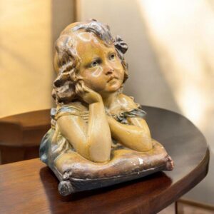 Ancien beau buste antique en plâtre moulé, peint et verni - Sculpture représentant une jeune fille rêveuse - Signée, estampillée et numérotée - Made in France - Vers 1920/1930 - Décoration - Collection