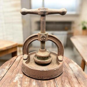 Ancien Casse noix / noisettes en fonte - Pressoir à vis - Décoration - Collection