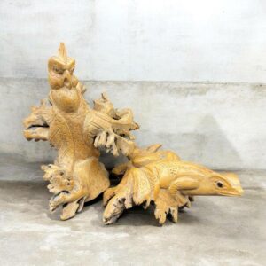 Ensemble / Lot de deux uniques pièces sculptées à la main à partir d'une seule pièce de bois parasite représentant ici un oiseau (perroquet) et une grenouille - Vers 1970/80 - Indonésie - Décoration - Collection
