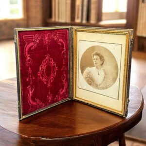 Extraordinaire coffret photographique en deux parties datant de la moitié du 19ème (vers 1850) - Fond de velours rouge à gauche et photo d'époque signée (cadre doré et couverture en cuir) - Collection - Décoration