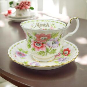 Charmantes Tasse et soucoupe - Royal Albert - Fleur du mois de Mars - Modèle Anémones - Pour le thé - Estampillées - Porcelaine Anglaise peinte à la main et dorée à l'or fin - Décoration - Collection