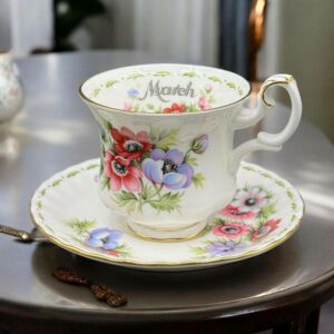 Charmantes Tasse et soucoupe - Royal Albert - Fleur du mois de Mars, Modèle Anémones - Taille le café - Estampillées - Porcelaine Anglaise peinte à la main et dorée à l'or fin - Décoration - Collection