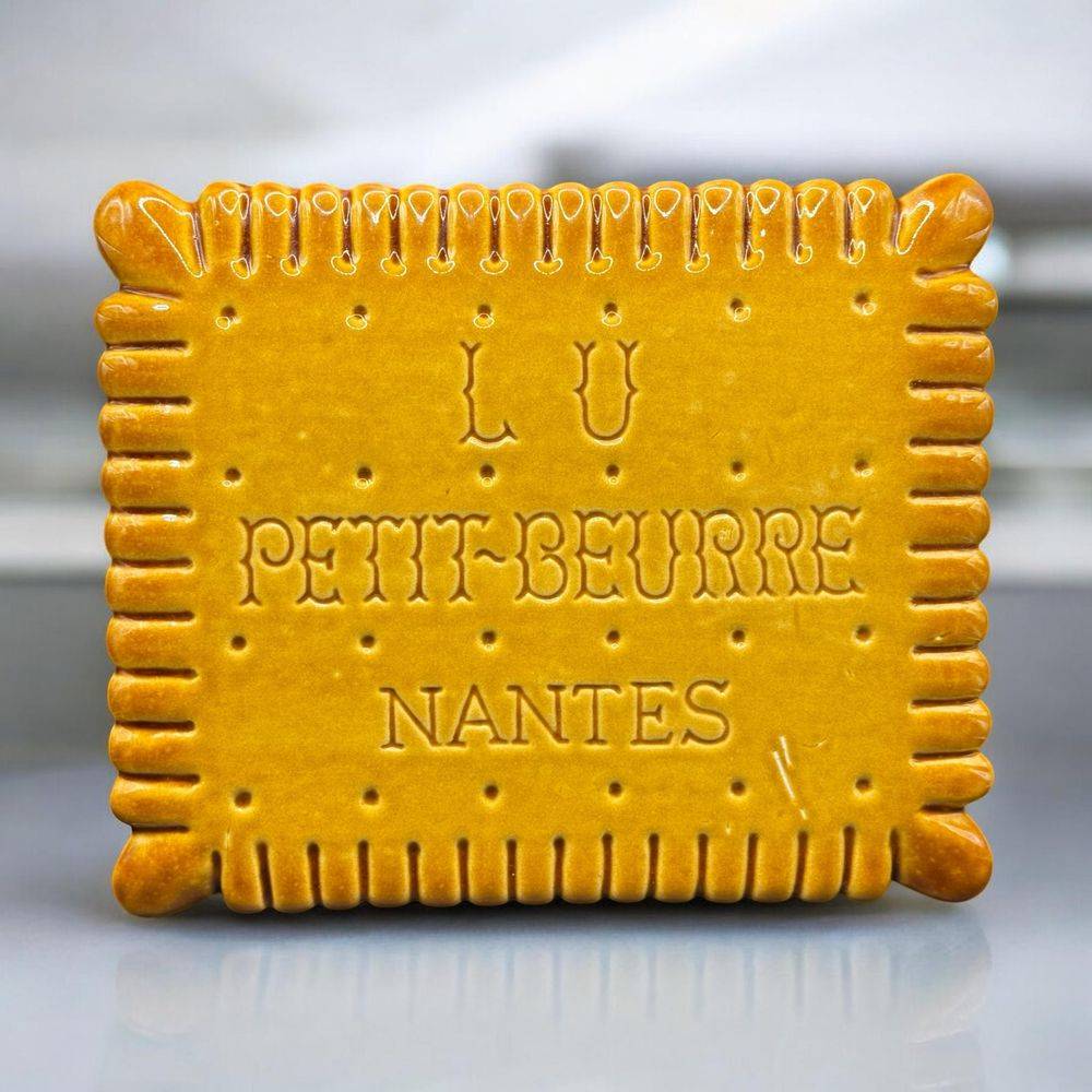 Dessous de Plat en céramique en forme de biscuit Lu - Petit beurre - Nantes - Made in France Marque déposée (c) par la Générale Biscuit - Collection - Décoration