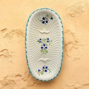 Magnifique petit plat ovale / Ravier - En porcelaine blanche à décor de fleurs colorées vintage - Estampille de la fabrique d'Onnaing - Décoration - Collection