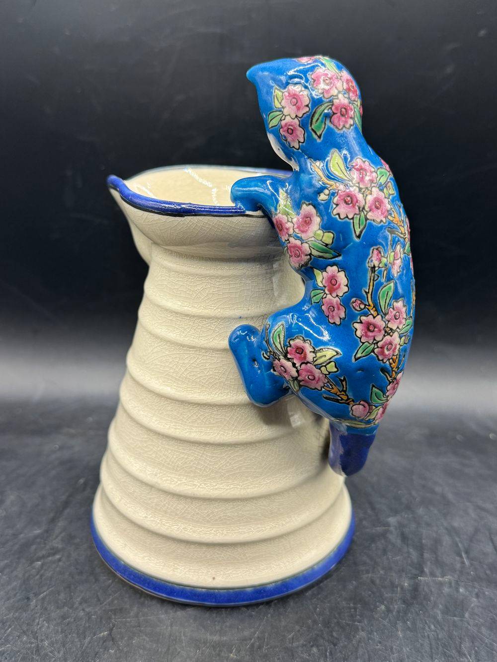 Rare et joli pichet - pot à lait en céramique émaillée - les Bleus de Louvière - Modèle très original, l'anse du pot étant formée par un chat grimpant sur le côté - Collection - Décoration – Image 2