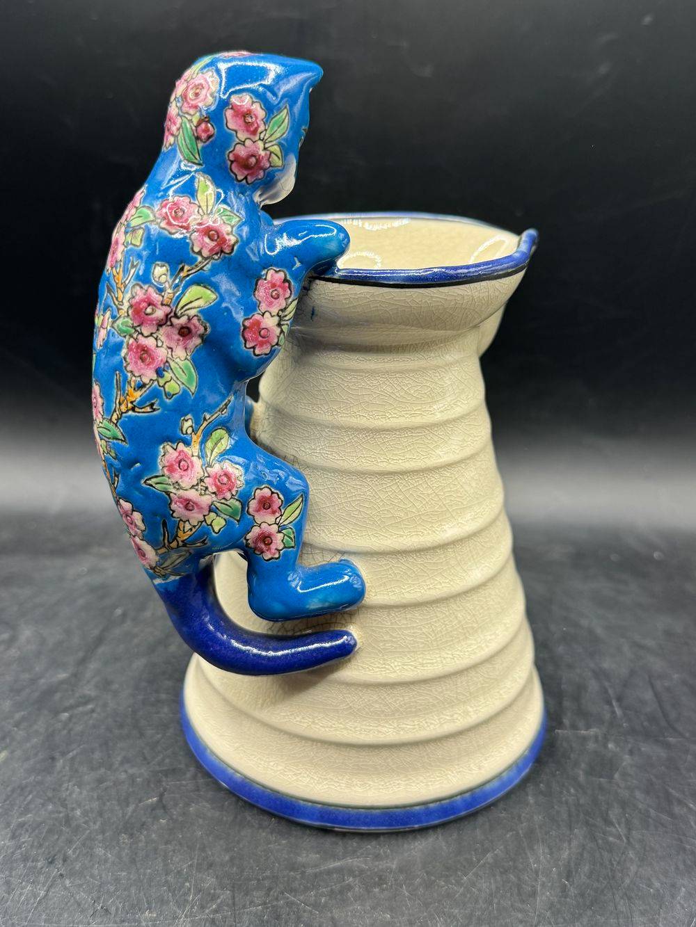 Rare et joli pichet - pot à lait en céramique émaillée - les Bleus de Louvière - Modèle très original, l'anse du pot étant formée par un chat grimpant sur le côté - Collection - Décoration – Image 4