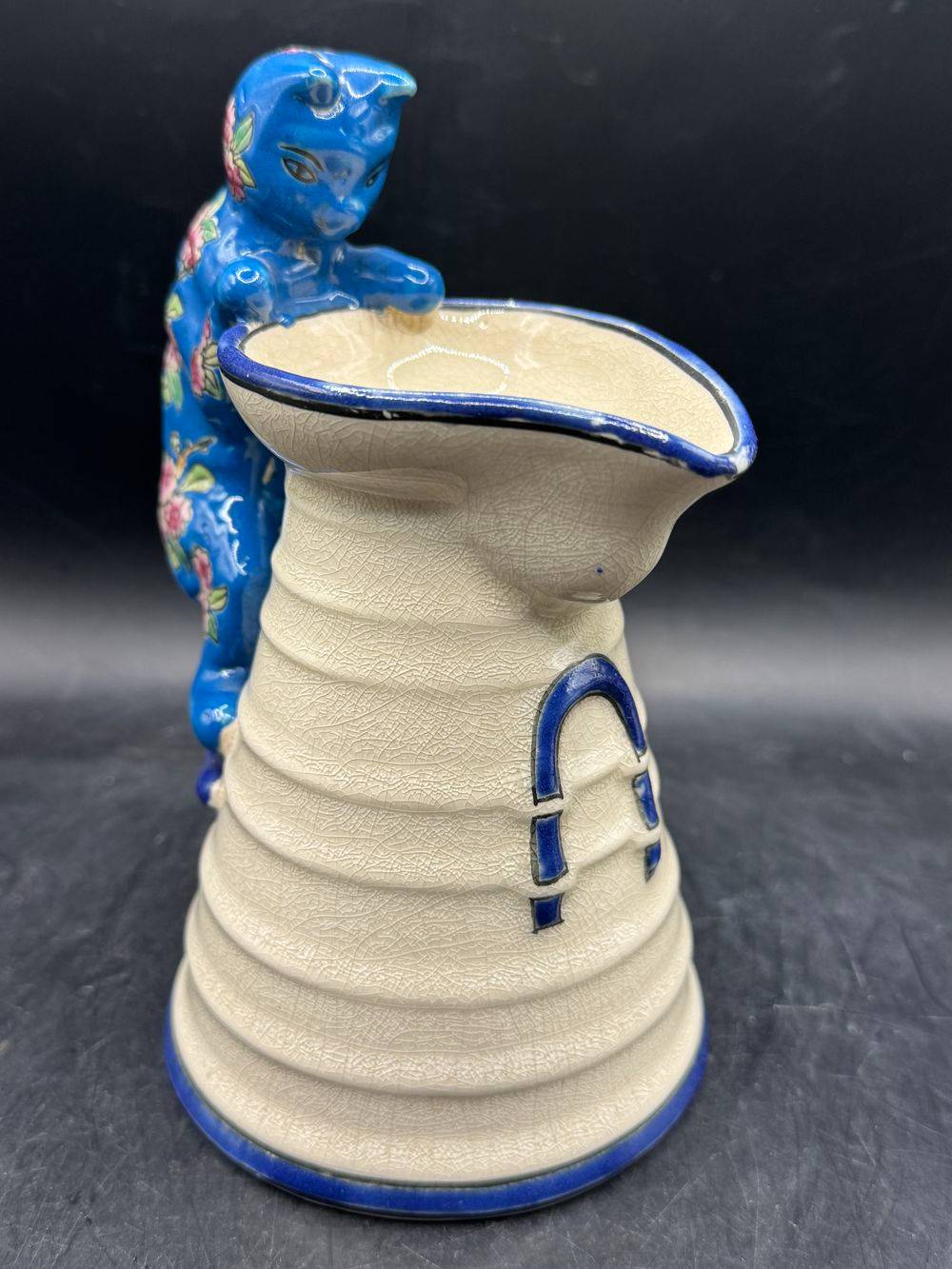Rare et joli pichet - pot à lait en céramique émaillée - les Bleus de Louvière - Modèle très original, l'anse du pot étant formée par un chat grimpant sur le côté - Collection - Décoration – Image 5