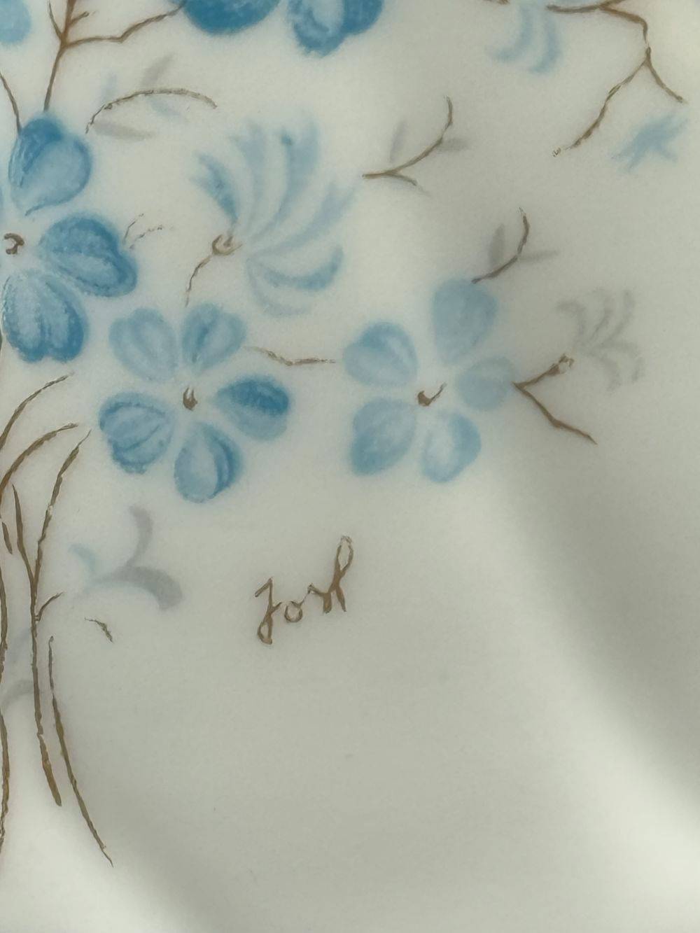 Rare et joli pichet - pot à lait en porcelaine de Limoges Jammet - Seignolles - Porcelaine ancienne au décor floral bleu et signé Josh - Collection - Décoration – Image 2