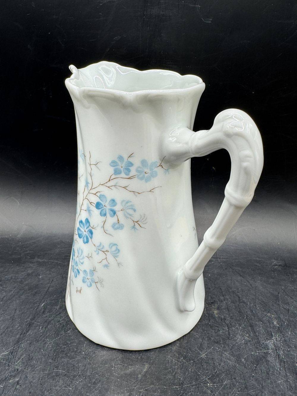 Rare et joli pichet - pot à lait en porcelaine de Limoges Jammet - Seignolles - Porcelaine ancienne au décor floral bleu et signé Josh - Collection - Décoration – Image 3