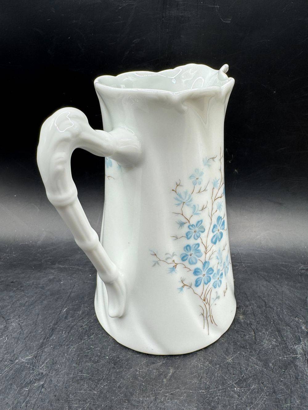 Rare et joli pichet - pot à lait en porcelaine de Limoges Jammet - Seignolles - Porcelaine ancienne au décor floral bleu et signé Josh - Collection - Décoration – Image 4