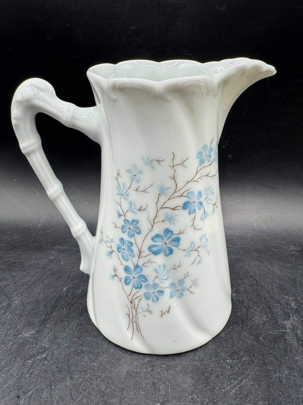 Rare et joli pichet - pot à lait en porcelaine de Limoges Jammet - Seignolles - Porcelaine ancienne au décor floral bleu et signé Josh - Collection - Décoration – Image 5