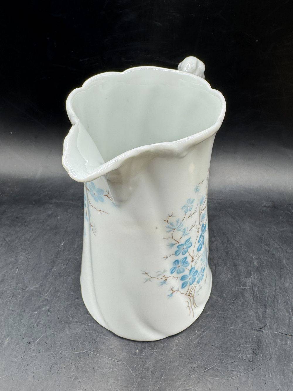Rare et joli pichet - pot à lait en porcelaine de Limoges Jammet - Seignolles - Porcelaine ancienne au décor floral bleu et signé Josh - Collection - Décoration – Image 7