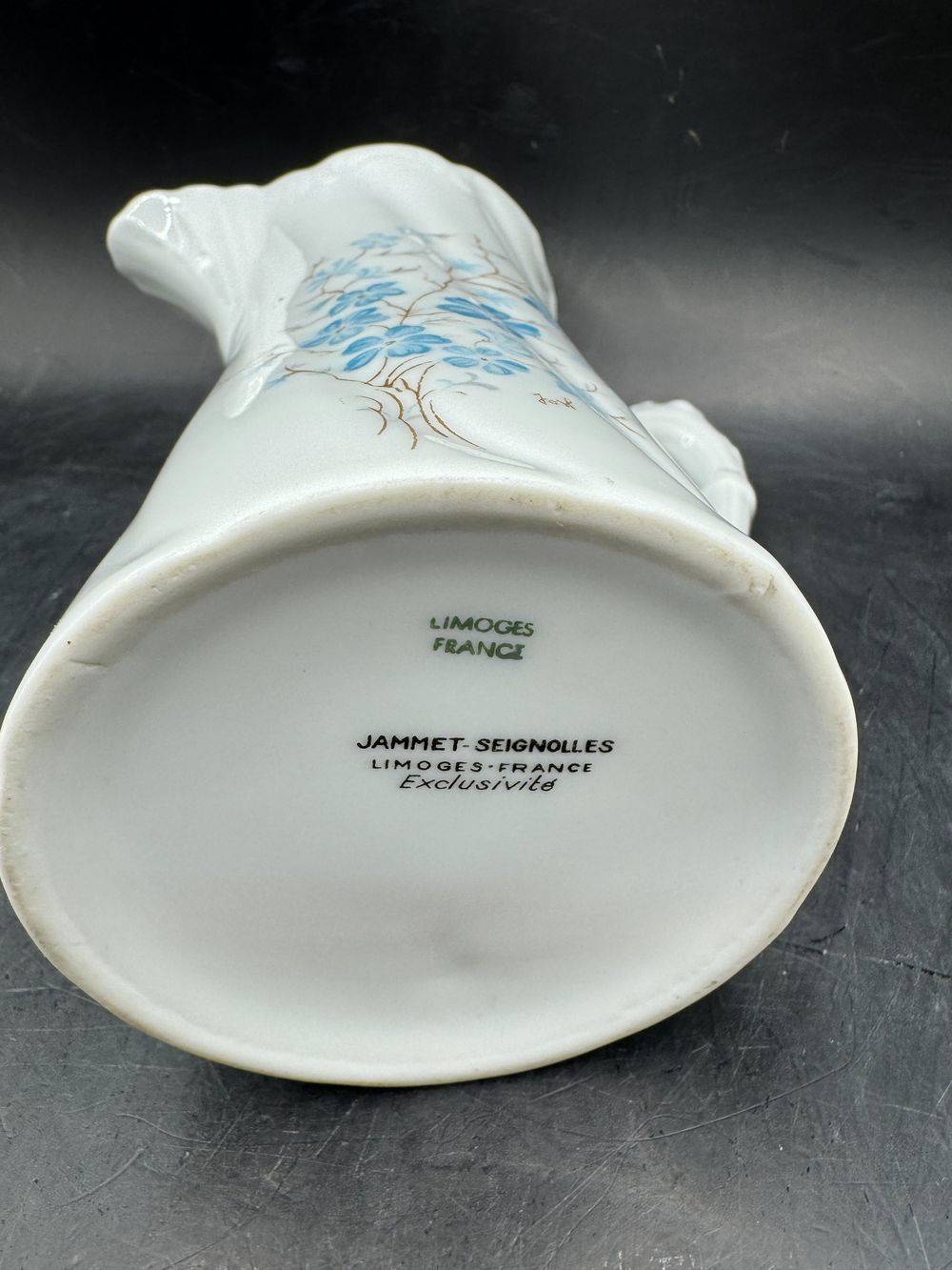 Rare et joli pichet - pot à lait en porcelaine de Limoges Jammet - Seignolles - Porcelaine ancienne au décor floral bleu et signé Josh - Collection - Décoration – Image 8