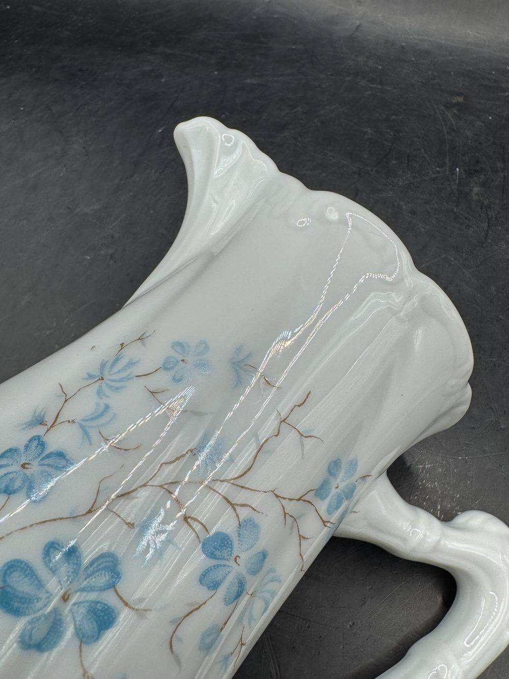 Rare et joli pichet - pot à lait en porcelaine de Limoges Jammet - Seignolles - Porcelaine ancienne au décor floral bleu et signé Josh - Collection - Décoration – Image 9