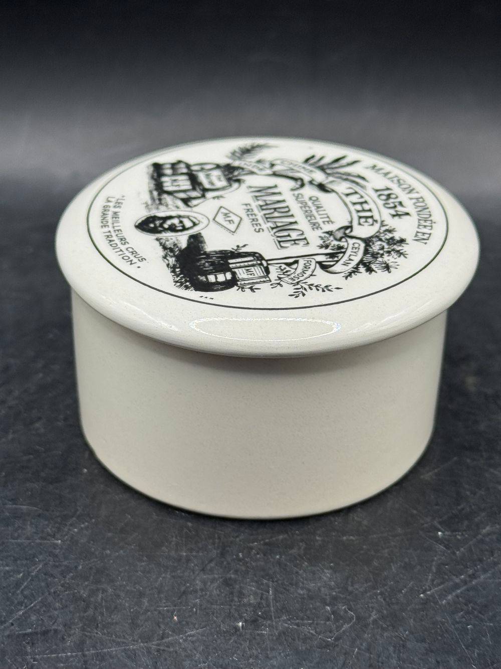 Joli Beurrier / Bonbonnière en porcelaine blanche de la maison Mariage Frères - Thé - Collection - Décoration – Image 3