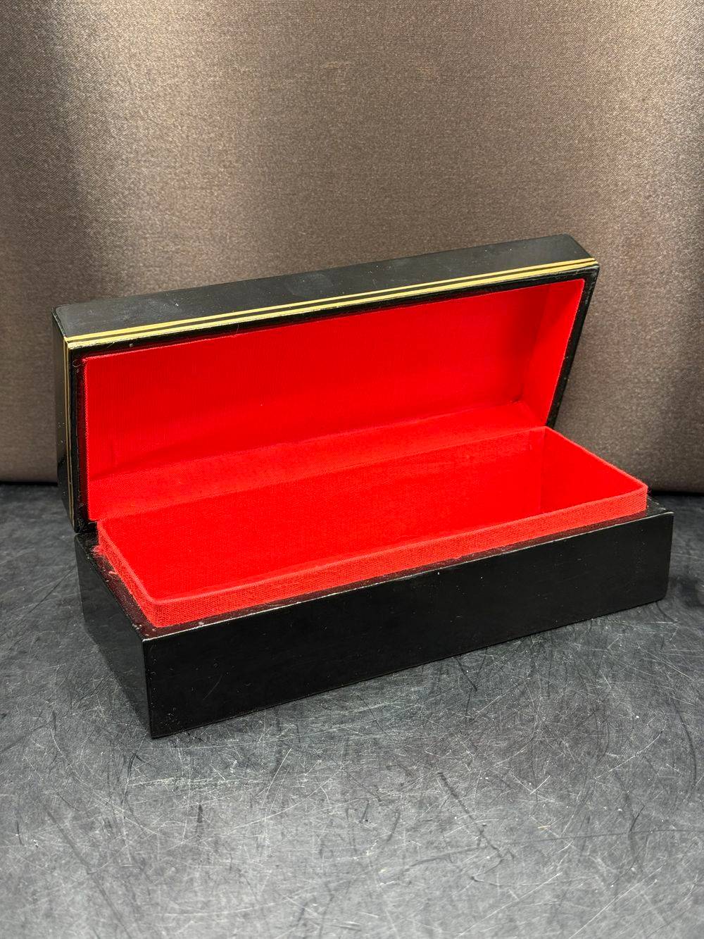 Ancienne et belle boîte laquée à décor de nacre et motif de fleurs et son velour rouge - Des années 70/80 - Collection - Déco - Vintage - Art asiatique chinois – Image 3