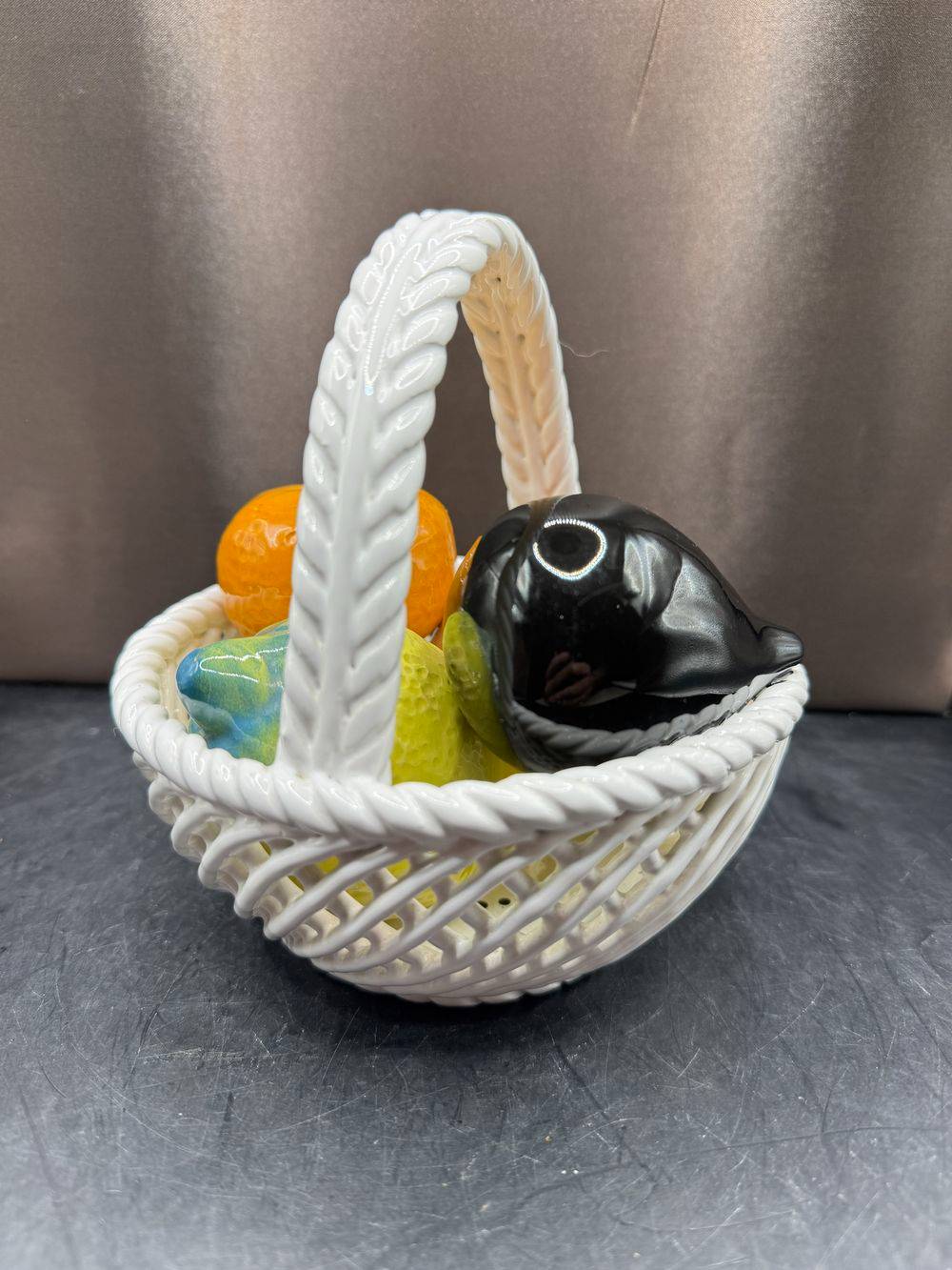 Corbeille à fruits en céramique décorative - Barbotine - Tressée blanc, avec anse dans laquelle sont délicatement disposés quelques fruits - Fabriquée en Espagne - Peinte à la Main - Collection - Décoration - Vers 1960 - Vintage – Image 2