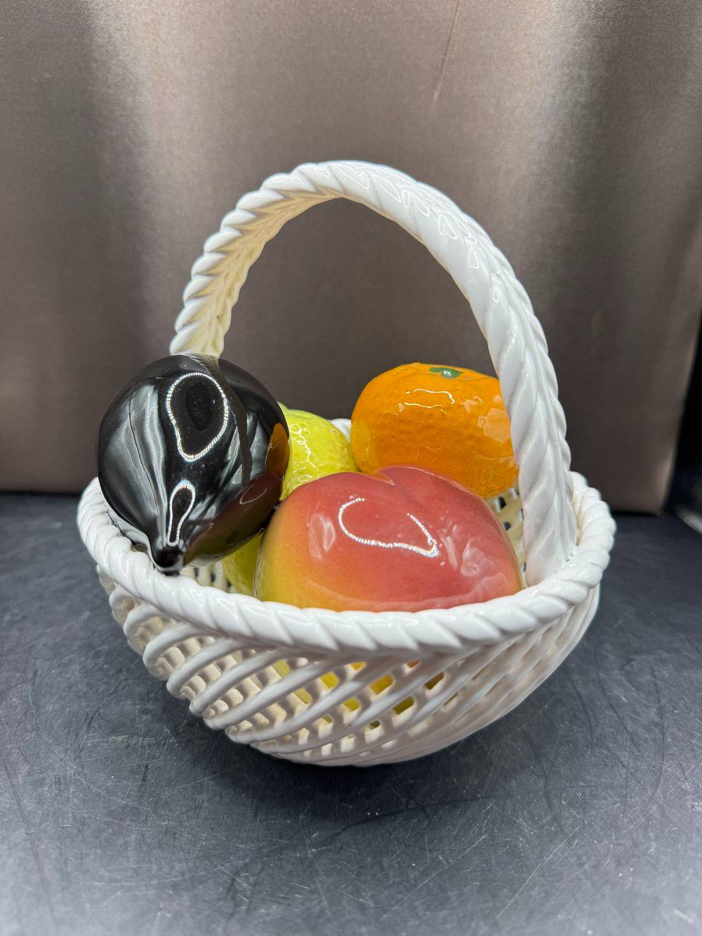 Corbeille à fruits en céramique décorative - Barbotine - Tressée blanc, avec anse dans laquelle sont délicatement disposés quelques fruits - Fabriquée en Espagne - Peinte à la Main - Collection - Décoration - Vers 1960 - Vintage – Image 3