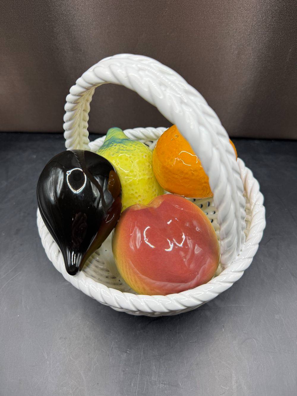 Corbeille à fruits en céramique décorative - Barbotine - Tressée blanc, avec anse dans laquelle sont délicatement disposés quelques fruits - Fabriquée en Espagne - Peinte à la Main - Collection - Décoration - Vers 1960 - Vintage – Image 4