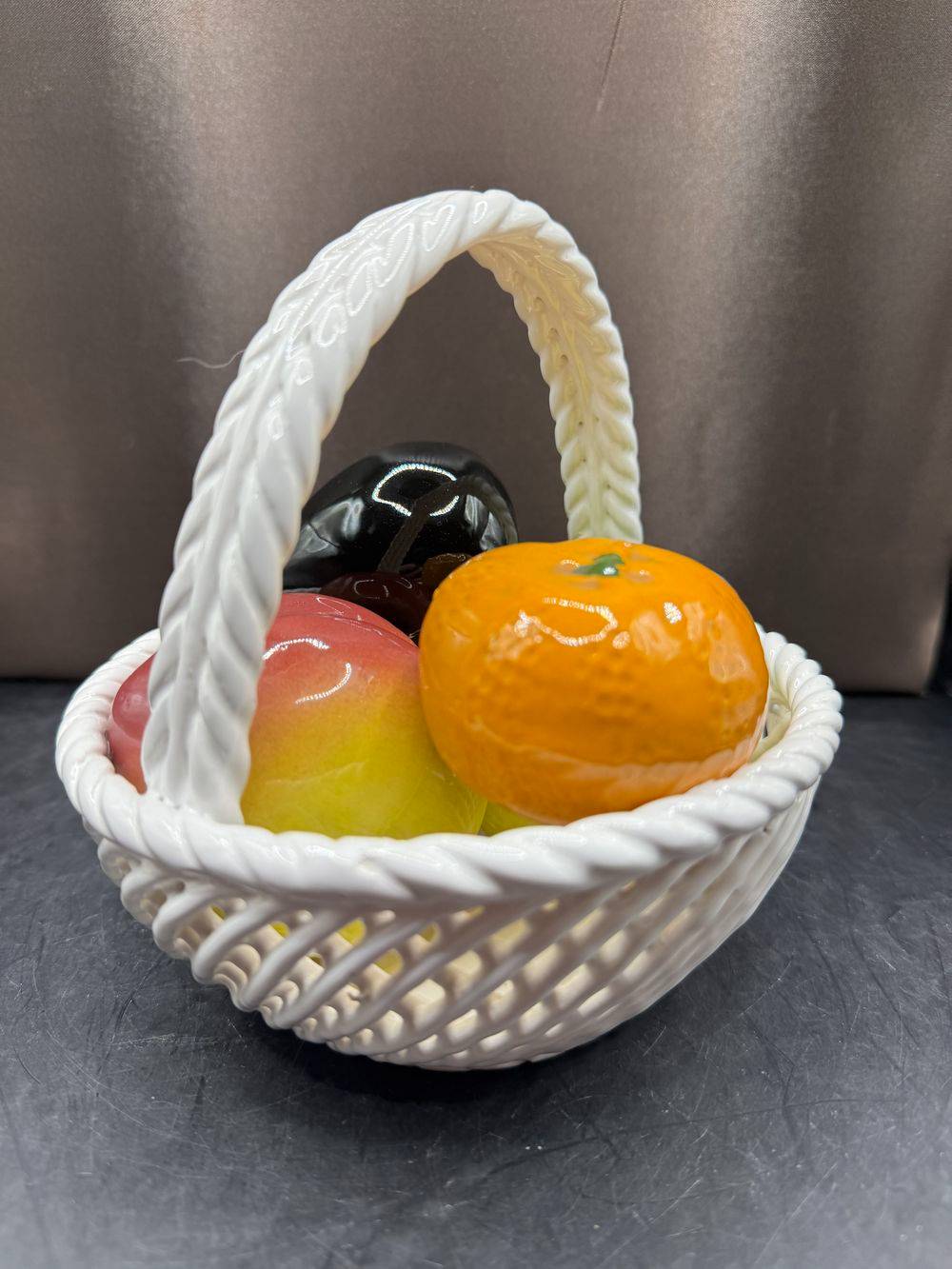 Corbeille à fruits en céramique décorative - Barbotine - Tressée blanc, avec anse dans laquelle sont délicatement disposés quelques fruits - Fabriquée en Espagne - Peinte à la Main - Collection - Décoration - Vers 1960 - Vintage – Image 5