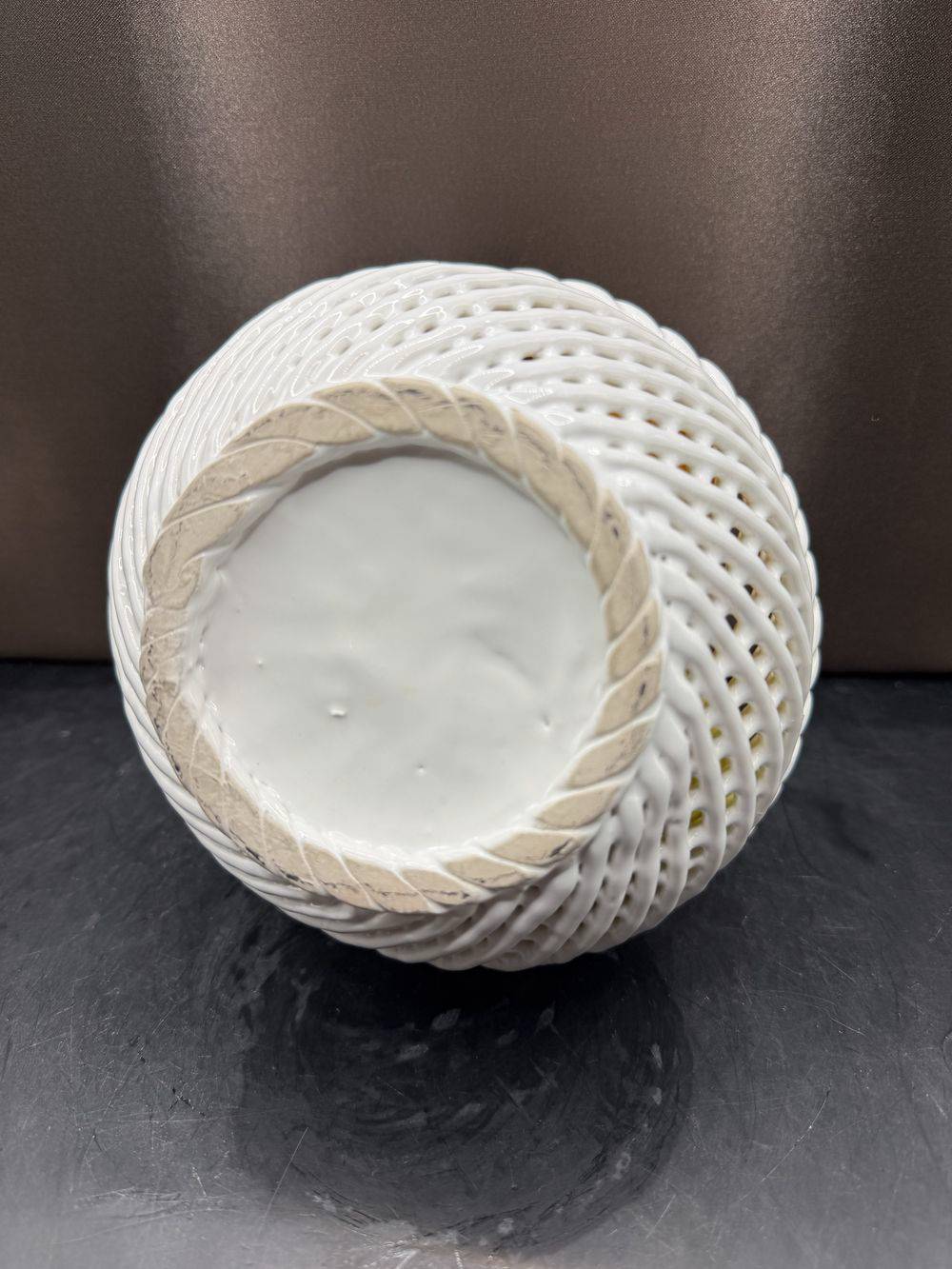 Corbeille à fruits en céramique décorative - Barbotine - Tressée blanc, avec anse dans laquelle sont délicatement disposés quelques fruits - Fabriquée en Espagne - Peinte à la Main - Collection - Décoration - Vers 1960 - Vintage – Image 6