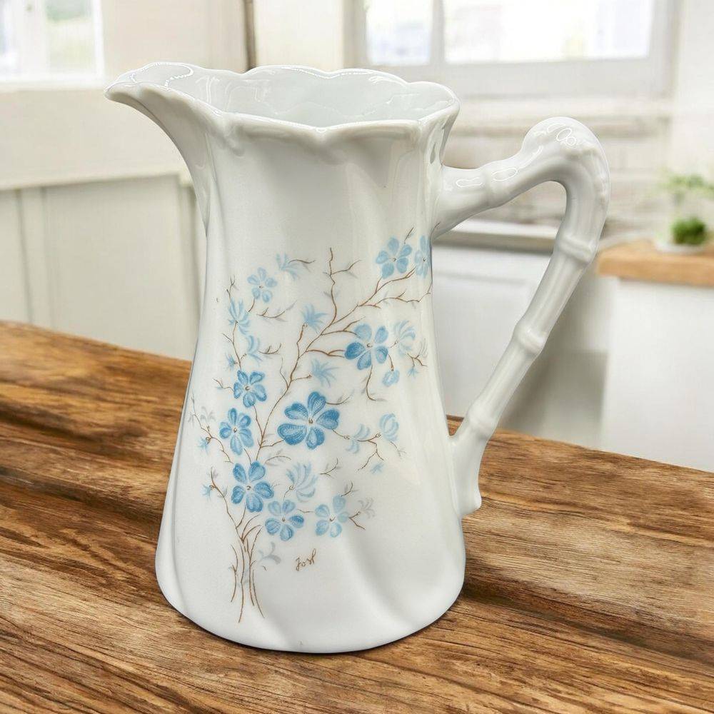 Rare et joli pichet - pot à lait en porcelaine de Limoges Jammet - Seignolles - Porcelaine ancienne au décor floral bleu et signé Josh - Collection - Décoration