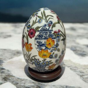 Superbe œuf décoratif en porcelaine craquelée sur son socle - Richement peint à la main dans un style Asiatique traditionnel - Vers 1950/60 - Décor floral - Collection - Décoration