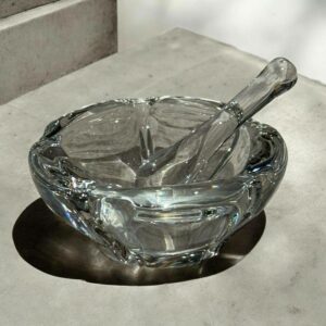 Mortier / cendrier en cristal moulé de forme libre avec son pilon - Signé de la maison Daum - Collection - Décoration - Vers 1970 - Vintage