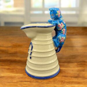 Rare et joli pichet - pot à lait en céramique émaillée - les Bleus de Louvière - Modèle très original, l'anse du pot étant formée par un chat grimpant sur le côté - Collection - Décoration