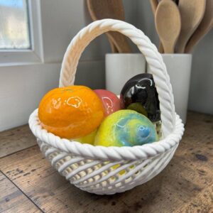 Corbeille à fruits en céramique décorative - Barbotine - Tressée blanc, avec anse dans laquelle sont délicatement disposés quelques fruits - Fabriquée en Espagne - Peinte à la Main - Collection - Décoration - Vers 1960 - Vintage