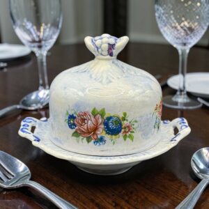 Ancien et rare beurrier et son couvercle - En céramique et décor floral peint à la main - Estampillé GB - Milieu 20ème - Collection - Déco