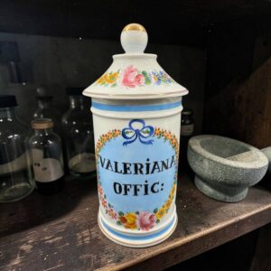 Ancien et rare grand pot à Pharmacie - pot d'Apothicaire - Valeriana Offic - En Porcelaine de Limoges - Décor Floral - P. Pagès, apothicaire à Rodez - Peint à la main - Vers 1950