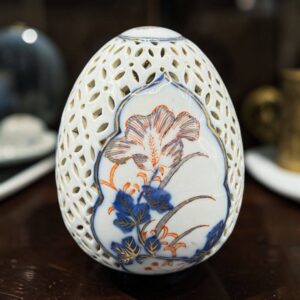 Joli Œuf en porcelaine ajourée et au décor floral asiatique - Chine - Peint à la Main - Collection - Décoration - Vers 1960