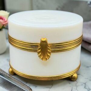 Magnifique et imposante boîte ronde en Opaline blanche légèrement translucide- Epoque milieu 19ème - Monture en laiton doré et fermoir en forme de coquille - Sur trois pieds boules - Collection - Décoration