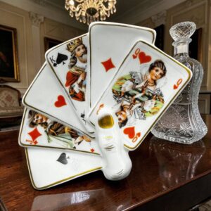 Magnifique et rare cendrier / Vide poche en porcelaine de Limoges en forme de cartes à jouer dans une main - Maison Hebars et Churoux - France - Poker, Gin Rami, Bridge - Collection - Décoration
