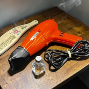 Ancien sèche cheveux Moulinex orange - Complet - Fonctionne parfaitement - Vintage datant des années 70 - Fabrication made in France - Collection - Déco