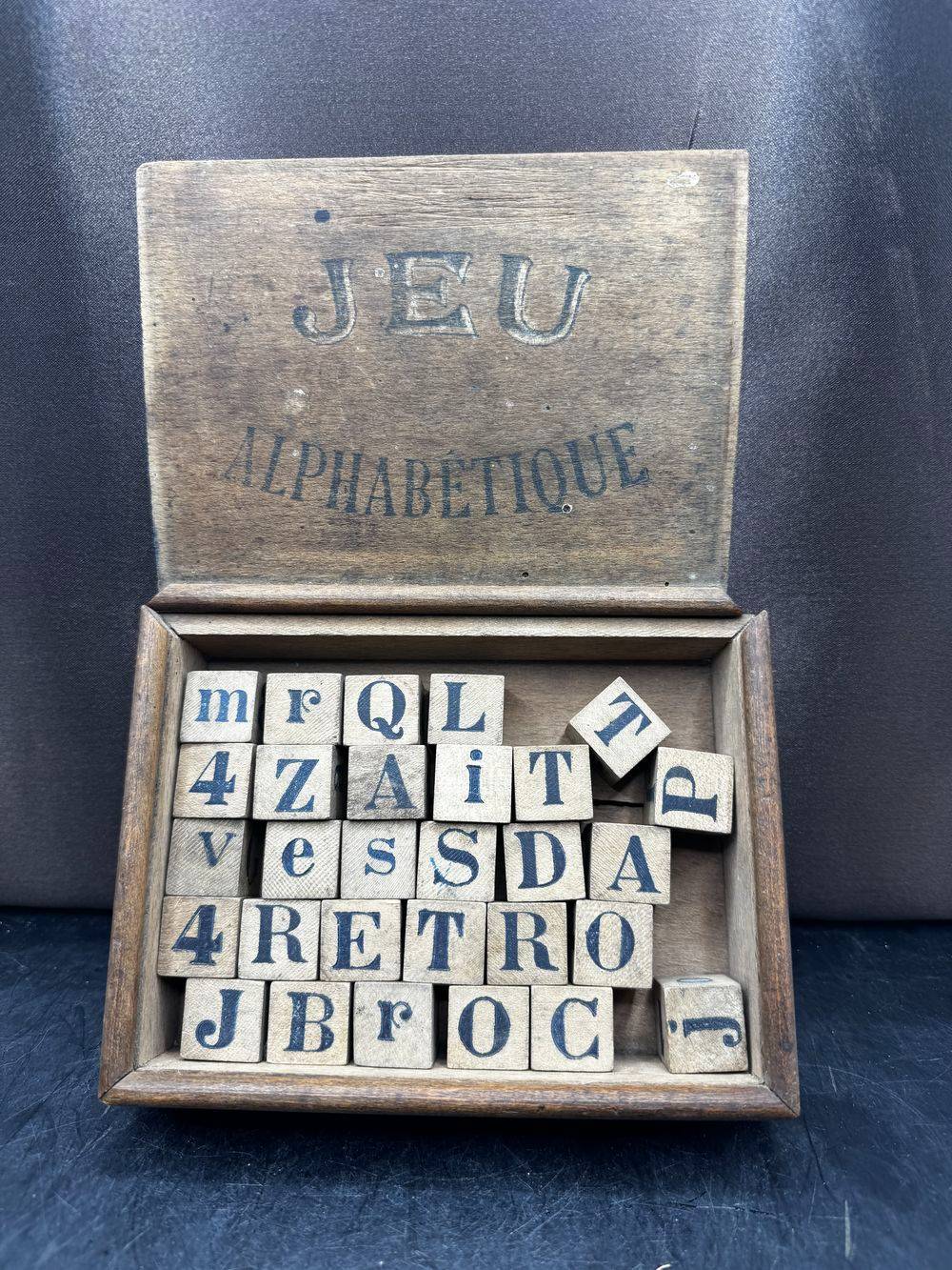 Ancien et rare jeu Alphabétique - boite en bois avec 29 pièces en forme de dé - Début 20ème - Décoration - Collection – Image 2