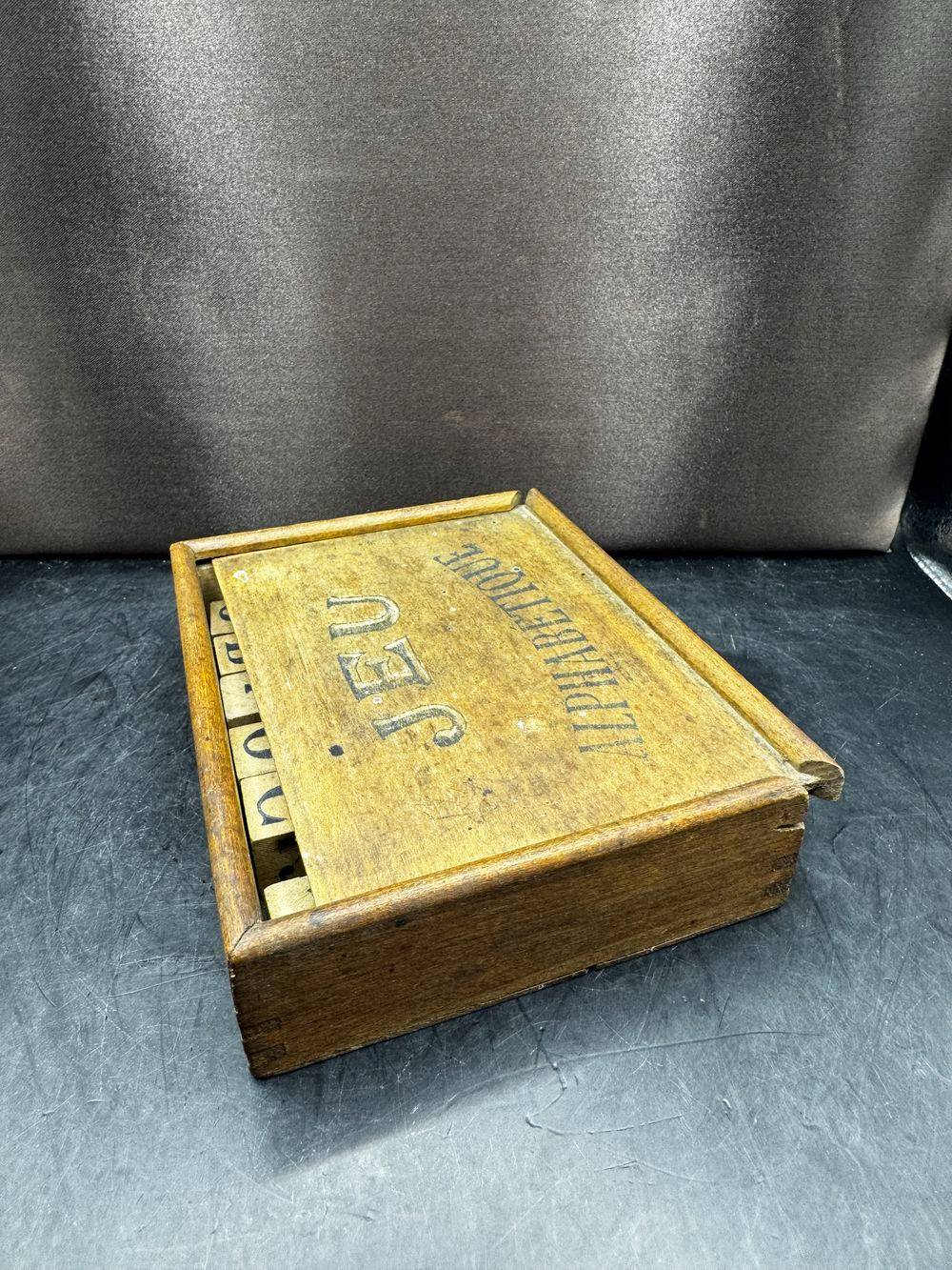 Ancien et rare jeu Alphabétique - boite en bois avec 29 pièces en forme de dé - Début 20ème - Décoration - Collection – Image 4