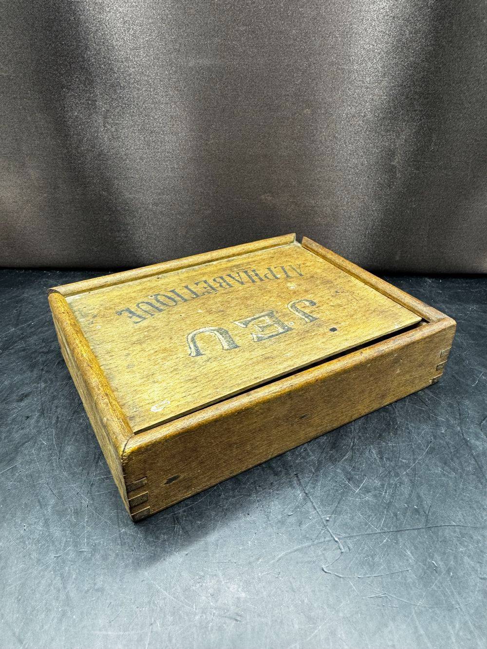 Ancien et rare jeu Alphabétique - boite en bois avec 29 pièces en forme de dé - Début 20ème - Décoration - Collection – Image 6