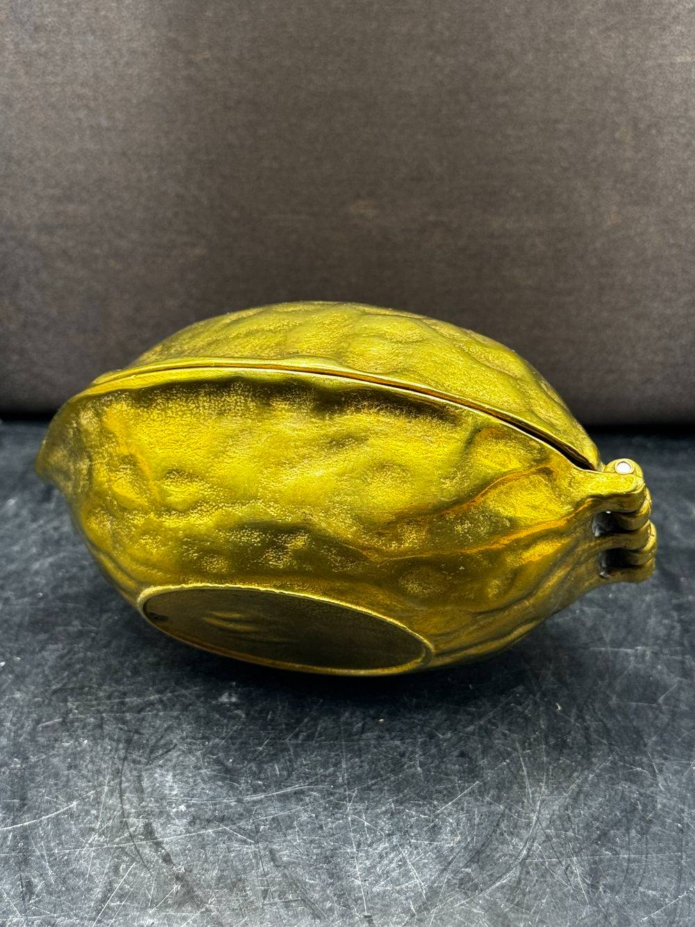 Ancien casse noix en laiton doré et en forme de noix - Datant du 20ème - Collection - Décoration – Image 4