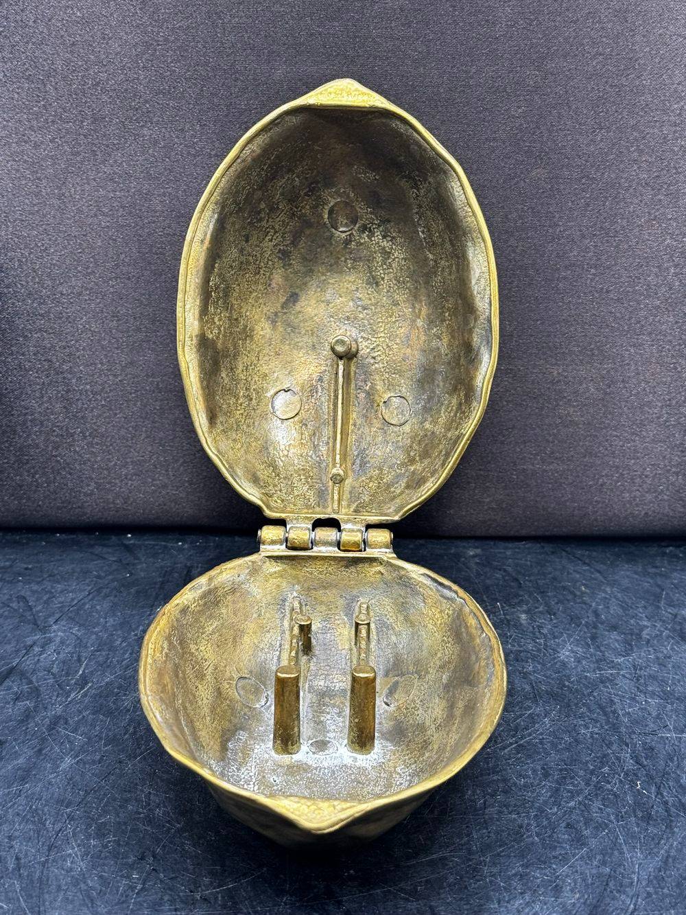 Ancien casse noix en laiton doré et en forme de noix - Datant du 20ème - Collection - Décoration – Image 5