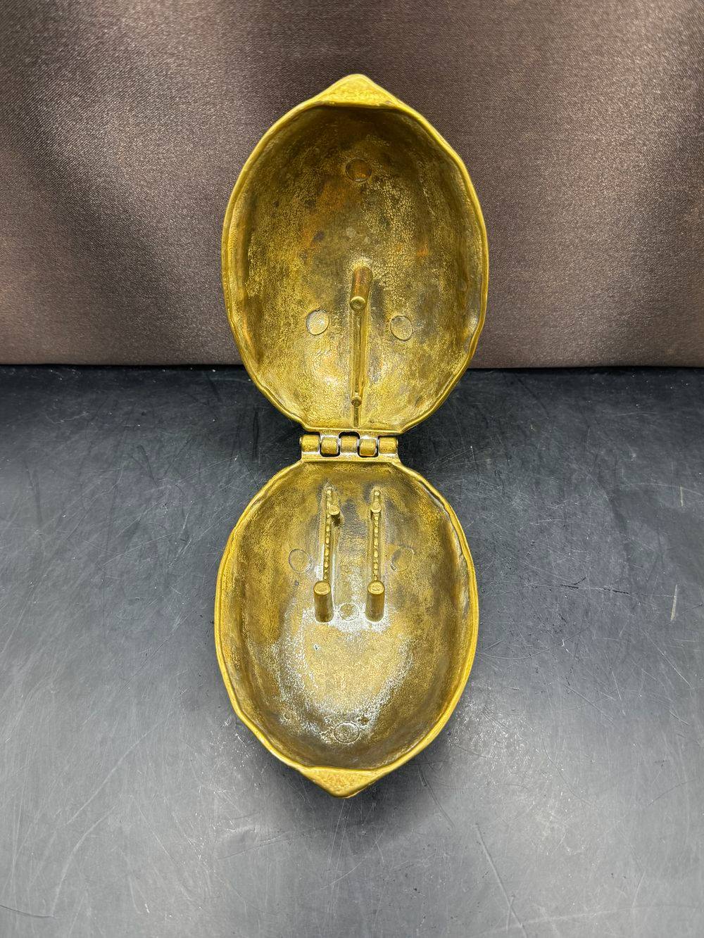 Ancien casse noix en laiton doré et en forme de noix - Datant du 20ème - Collection - Décoration – Image 6