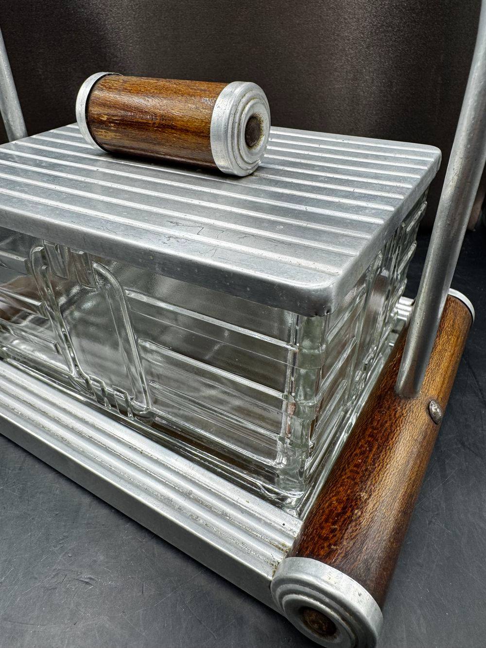 Magnifique et rare Bonbonnière / Boite à gâteau en verre et métal avec plateau en miroir - Des années 1930/40 - Collection - Décoration - Art déco – Image 5