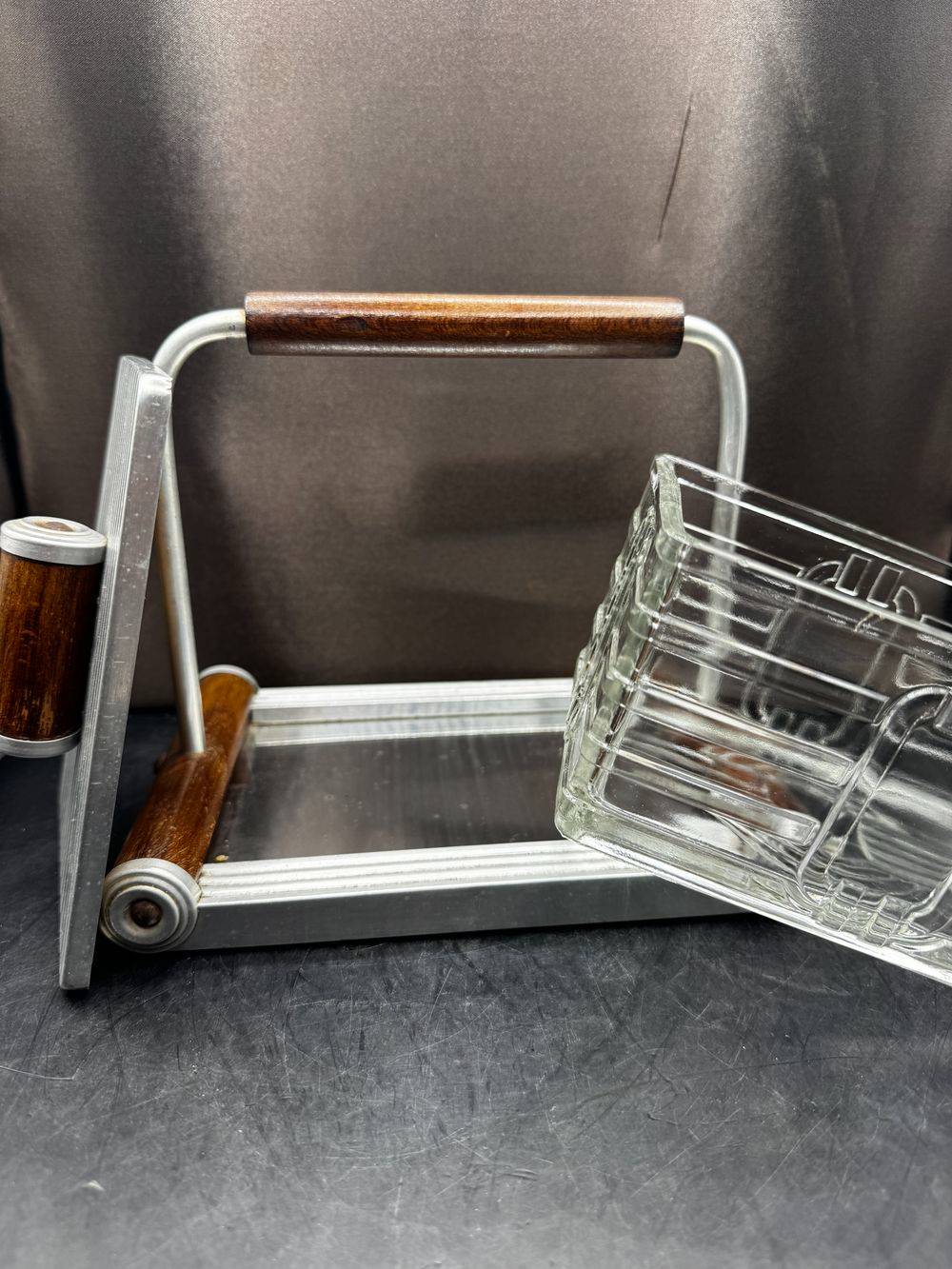 Magnifique et rare Bonbonnière / Boite à gâteau en verre et métal avec plateau en miroir - Des années 1930/40 - Collection - Décoration - Art déco – Image 6