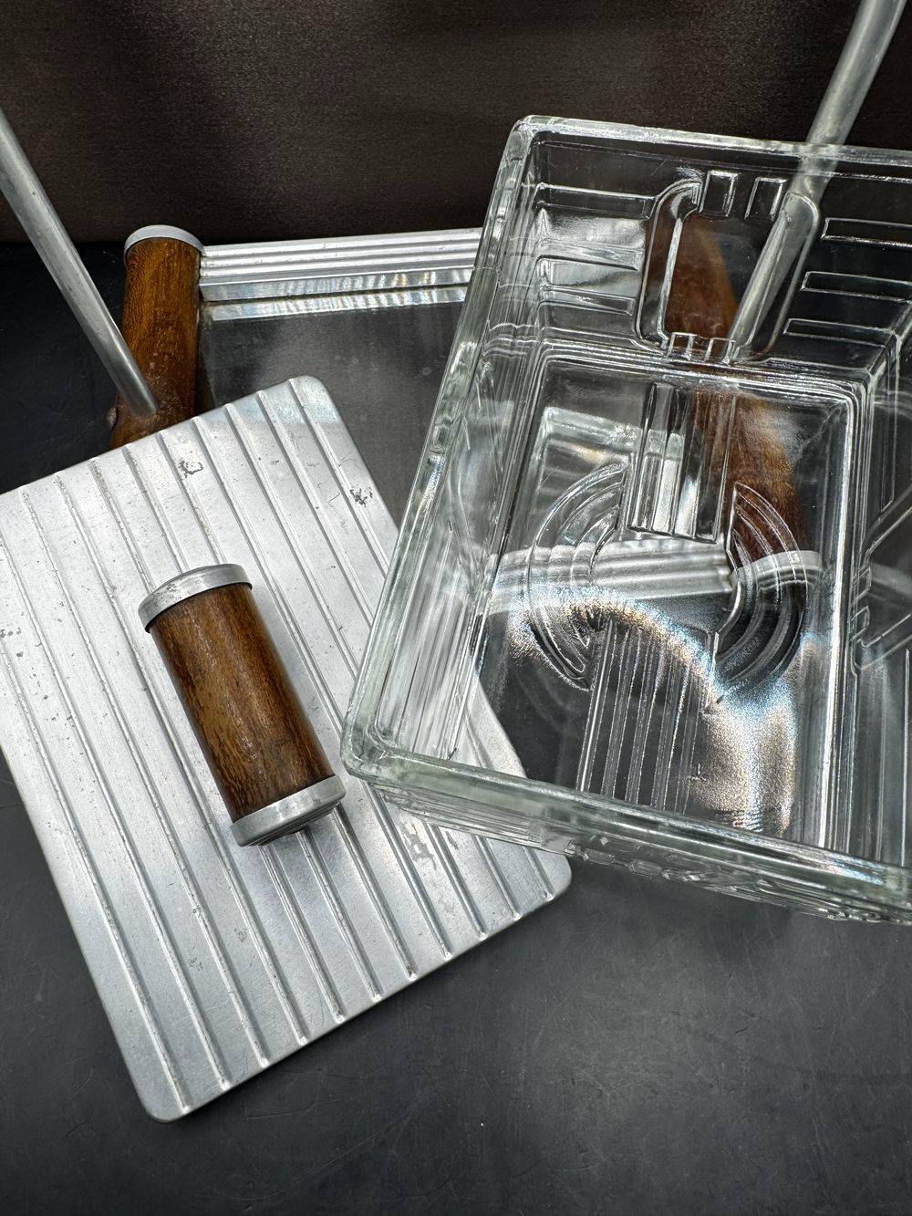 Magnifique et rare Bonbonnière / Boite à gâteau en verre et métal avec plateau en miroir - Des années 1930/40 - Collection - Décoration - Art déco – Image 9