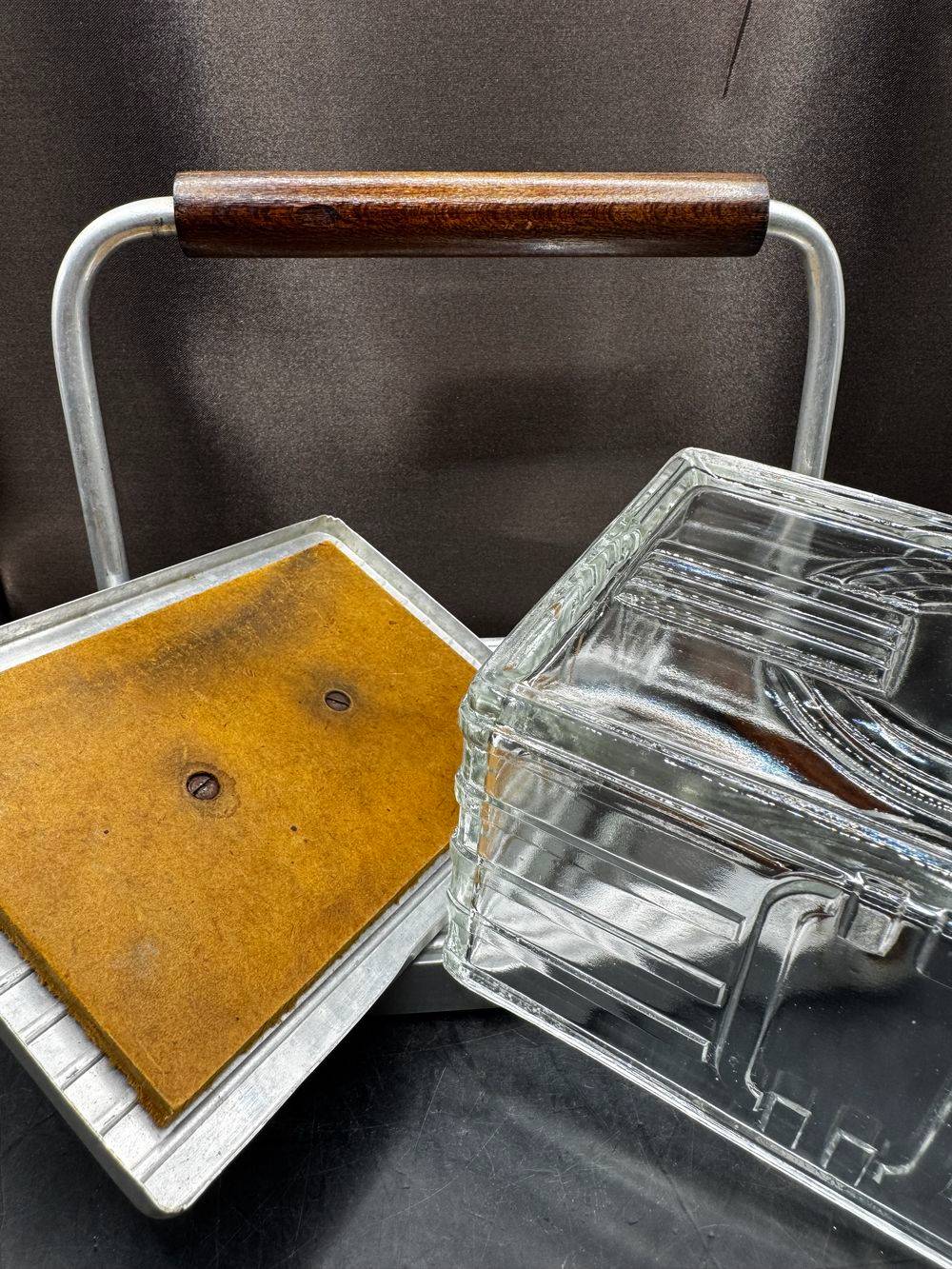 Magnifique et rare Bonbonnière / Boite à gâteau en verre et métal avec plateau en miroir - Des années 1930/40 - Collection - Décoration - Art déco – Image 10