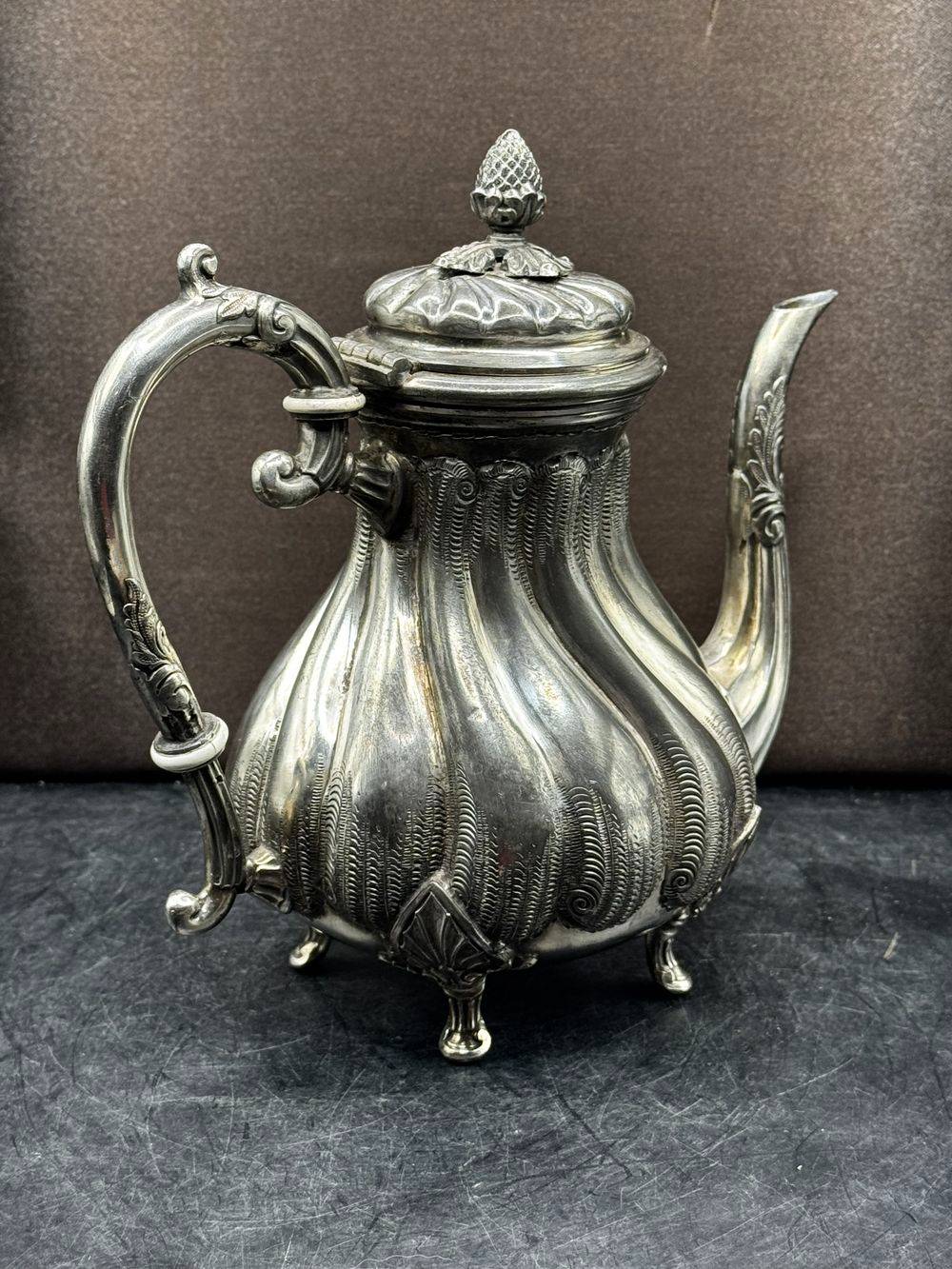 Rare ancienne Théière / Verseuse Anglaise en métal argenté de style Louis XV - Collection - Décoration – Image 3