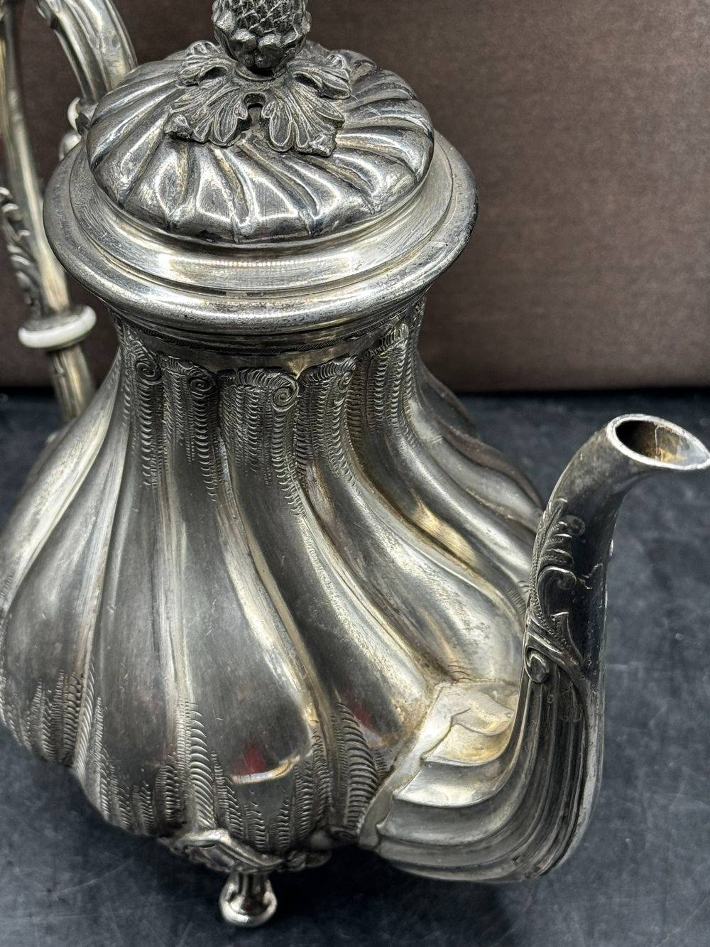 Rare ancienne Théière / Verseuse Anglaise en métal argenté de style Louis XV - Collection - Décoration – Image 4